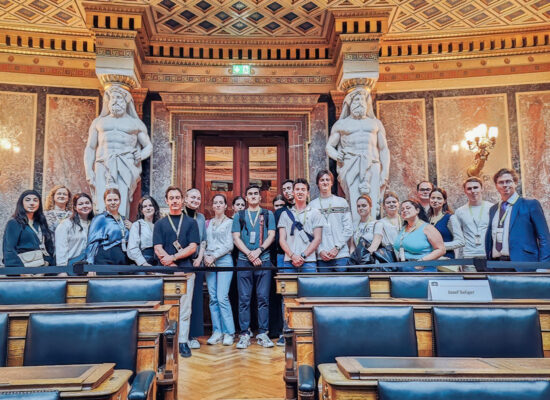 JUS | Bachelorstudierende im Rahmen der Lehrveranstaltung „Grundlagen des Verfassungsrechts“ auf Exkursion im österreichischen Parlament